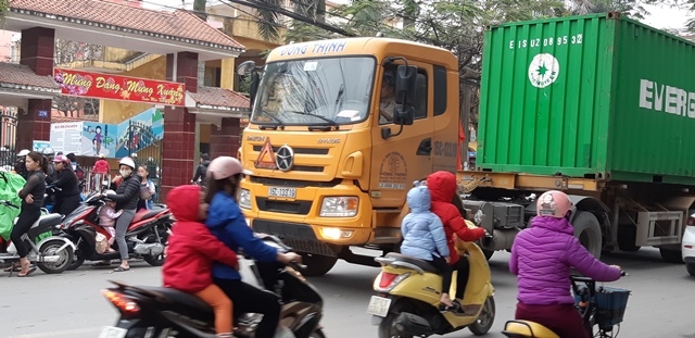 Nguyên nhân chính của tình trạng ùn tắc giao thông là hoạt động vận tải của các xe container.