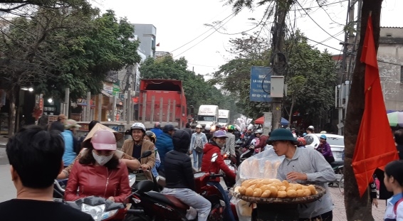 Trên đây là một số hình ảnh PV Thời báo Kinh Doanh ghi nhận tại cổng trường tiểu học Nguyễn Du giờ tan học buổi chiều. Thanh Vân