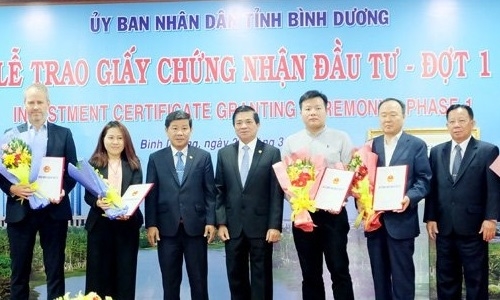 UBND tỉnh Bình Dương đã thực hiện việc trao Giấy chứng nhận đầu tư đợt 1 năm 2018 cho 19 dự án đầu tư