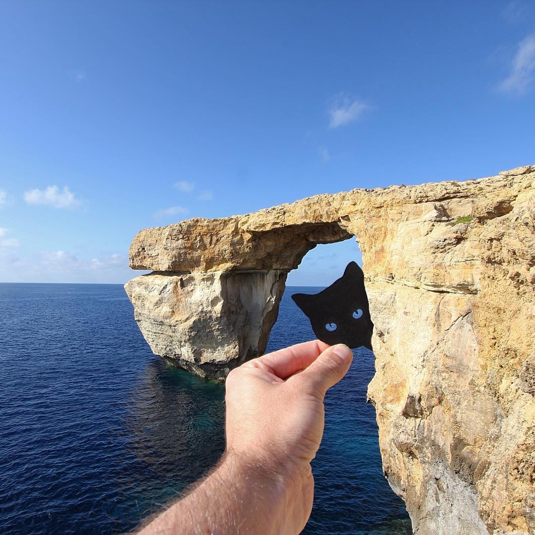 Rich chụp ảnh với cổng vòm đá Azuze Window tại Malta năm 2015. Anh rất buồn khi nghe tin biểu tượng du lịch nổi tiếng này đã sụp đổ sau một trận bão lớn hồi đầu tháng 3/2017.