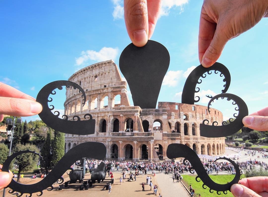 Đấu trường Colosseum (Rome, Italy) với một con bạch tuộc khổng lồ vươn ra.
