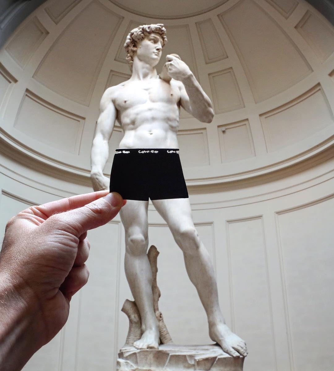 Thử tưởng tượng bức tượng nổi tiếng David của Michelangelo được mặc quần thì không biết sẽ hài hước như thế nào!