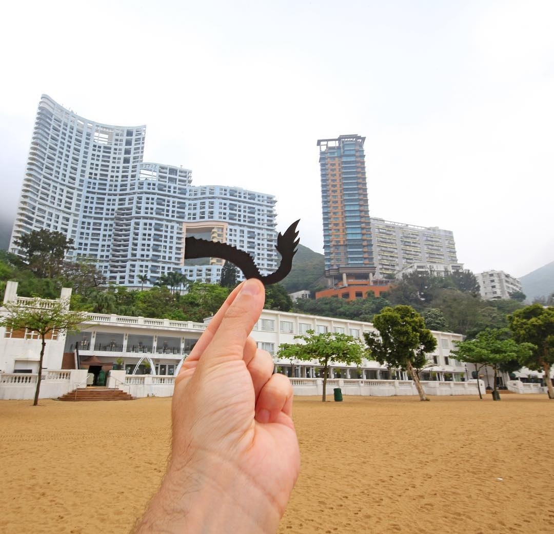 Khi nhà xuất bản nổi tiếng Lonely Planet liên hệ với anh về việc dùng ảnh để minh họa cho một cuốn sách, Rich đã không ngại tìm đến những địa danh nổi tiếng trên thế giới như Paris, Tokyo, Amsterdam hay Copenhagen để có những tác phẩm để đời. Rich đăng tải tấm hình chụp từ vịnh Repulse (Hong Kong) kèm lời chú thích về lỗ hổng của các tòa nhà chọc trời, có ý nghĩa quan trọng về mặt phong thủy cho phép rồng bay từ trên núi xuống biển.