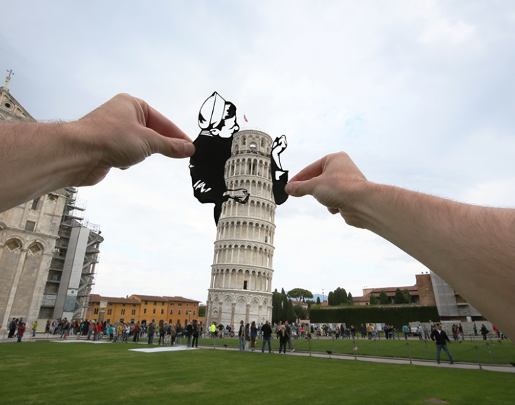 Từ lâu, Rich có sở thích cắt giấy nghệ thuật và ghép những hình thù màu đen lên các địa danh nổi tiếng thế giới để tạo nên những dấu ấn mới cho mỗi danh thắng cảnh anh đi qua. Tháp Pisa (Italy) biến thành nơi một chàng trai trẻ trao nụ hôn nóng bỏng.