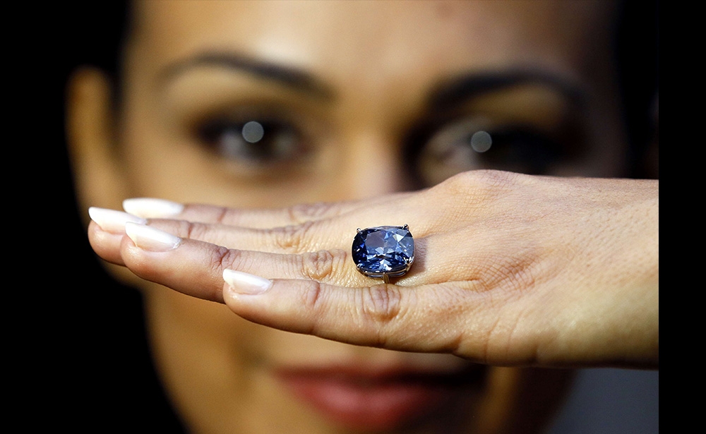 Blue Moon of Josephine Viên ngọc bích 12,03 carat đã được một tỷ phú Hongkong, ông Joseph Lau, mua với giá 48,4 triệu USD vào tháng 11/2015 tại Geneve. Photo: SIPA