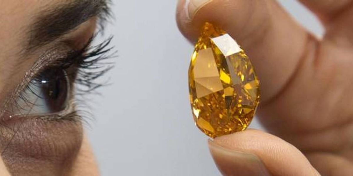 LOrange Được Christies bán với giá 35,5 triệu USD vào năm 2013, viên kim cương màu cam tươi này nặng 14,8 carat. Đây là giá kỷ lục với một viên kim cương màu cam, đến từ lòng đất ở chấu Phi. Photo: SIPA