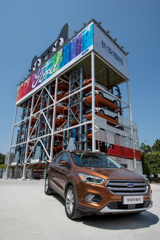 Máy bán xe tự động khổng lồ của Ford tại Trung Quốc