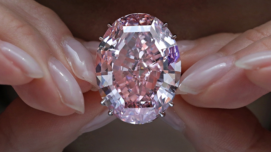 The Pink Star To như một quả mận, đây là viên kim cương đắt nhất trong lịch sử, do Soitheby’s Hong Kong mua với giá 71,2 triệu USD. Viên kim cương 59,60 carat này đã được đấu giá bởi Sotheby’s năm 2013 tại Geneve với giá 83 triệu USD nhưng người mua, ông Isaac Wolf, nhà sưu tập kim cương ở New Yorkd đã bỏ cuộc. Photo: SIPA