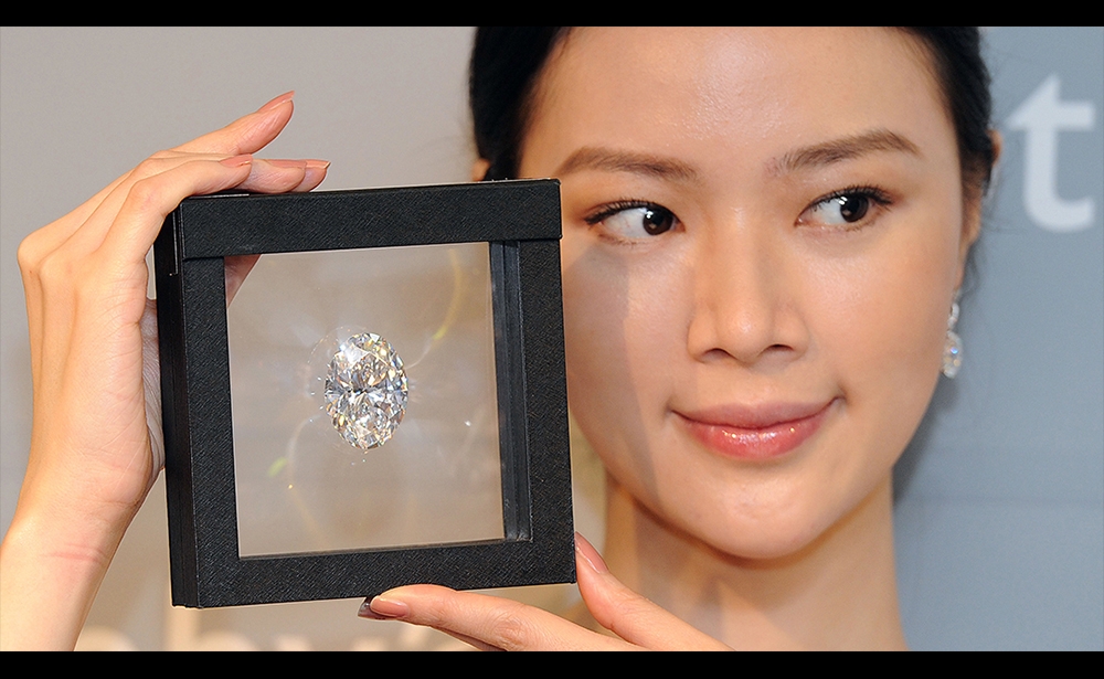 Viên kim cương 118 carat Viên kim cương màu trắng 118,3 carat, hình ovan, đã được Sothebys bán tại Hongkong năm 2013 với giá 30,6 triệu USD.Photo: AFP