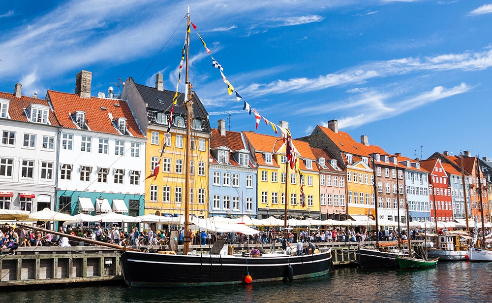 9. Copenhagen (Đan Mạch) Copenhagen có một mạng lưới vận tải rất tốt. Mặc dù chi phí sinh hoạt cao nhưng chất lượng nhà ở, đời sống văn hóa lại nằm trong danh sách những thành phố dễ sống nhất trên thế giới. Ảnh: Shutterstock