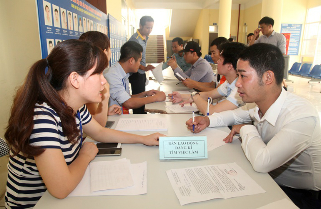 Người lao động đăng ký tìm việc làm tại một Hội chợ việc làm dành cho người lao động đi làm việc tại Hàn Quốc theo chương trình EPS về nước.