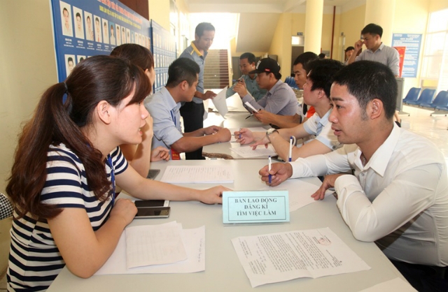 Người lao động đăng ký tìm việc làm tại một Hội chợ việc làm dành cho người lao động đi làm việc tại Hàn Quốc theo chương trình EPS về nước.