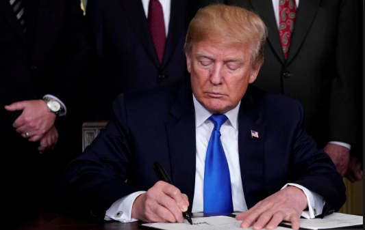 Ông Trump ký lệnh áp thuế Trung Quốc