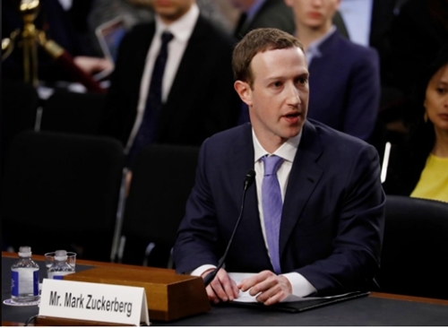 CEO Facebook - Mark Zuckerberg trong buổi điều trần.