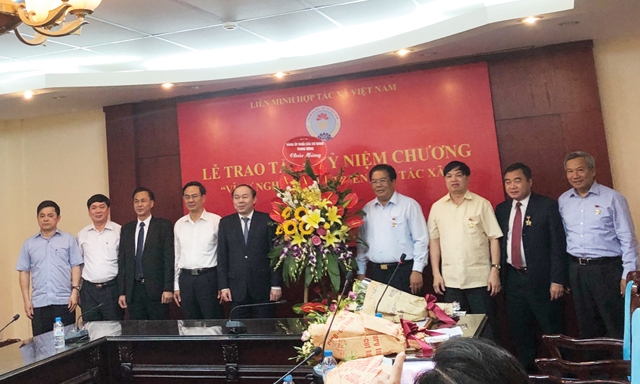 Lãnh đạo Liên minh HTX Việt Nam và các đồng chí Ủy viên Ban thường vụ Đảng ủy Khối các cơ quan Trung ương nhận kỷ niệm chương