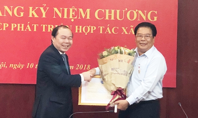 Chủ tịch Nguyễn Ngọc Bảo trao kỷ niệm chương Vì sự nghiệp phát triển HTX cho Đ/c Sơn Minh Thắng – Ủy viên BCH Trung ương Đảng, Bí thư Đảng ủy Khối các cơ quan Trung ương