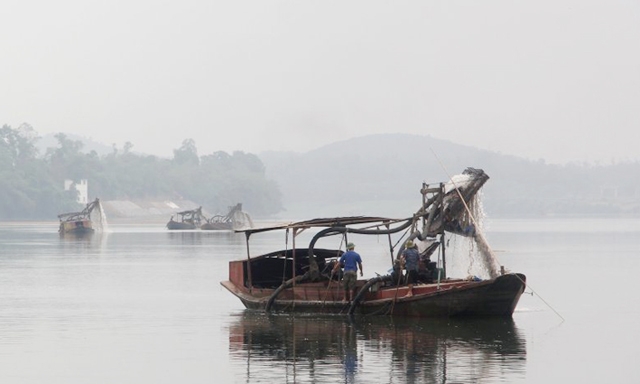 Tàu thuyền khai thác cát trái phép trên thượng nguồn sông Lam
