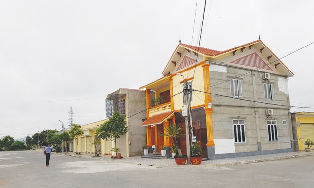 Người dân đã chuyển đến ở và đợi chờ đất được chuyển thành đất ở như lời ông Đệ hứa