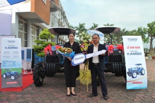 Thaco vừa bàn giao 2 máy kéo nông nghiệp Thaco KAM50