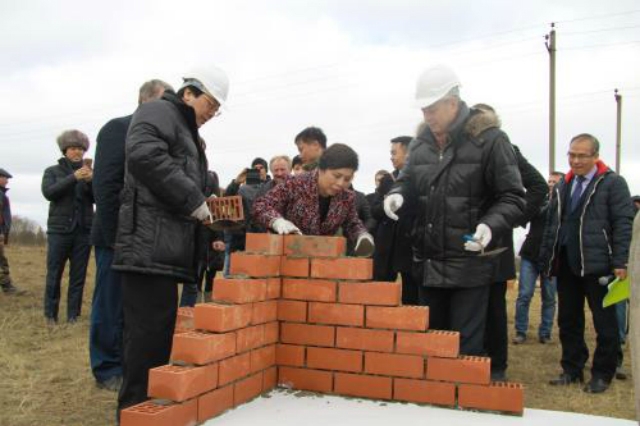 Lãnh đạo Sứ quán, tỉnh Kaluga và TH đặt gạch khởi công dự án tổ hợp chăn nuôi bò sữa và chế biến sữa tại Kaluga.