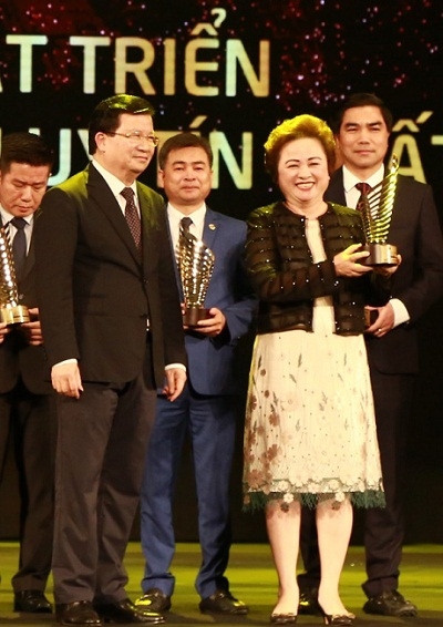 Madame Nguyễn Thị Nga, Chủ tịch Tập đoàn BRG đón nhận danh hiệu Nhà phát triển Bất động sản Uy tín nhất 2018