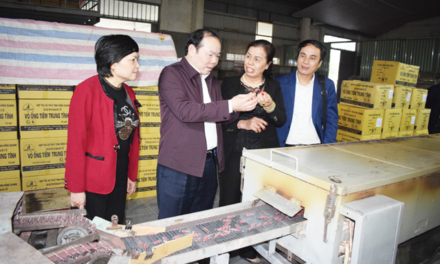 [Caption]Chủ tịch Nguyễn Ngọc Bảo thăm dây chuyền sản xuất của HTX