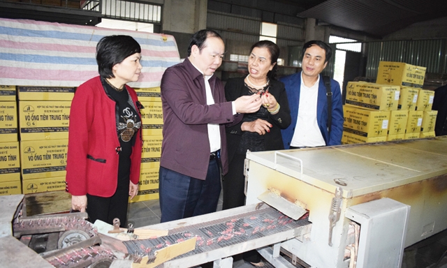 [Caption]Chủ tịch Nguyễn Ngọc Bảo thăm dây chuyền sản xuất của HTX