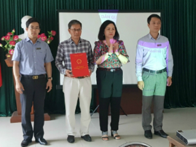 Trao Quyết định thành lập Ban quản lý lâm thời chợ Trại Chuối