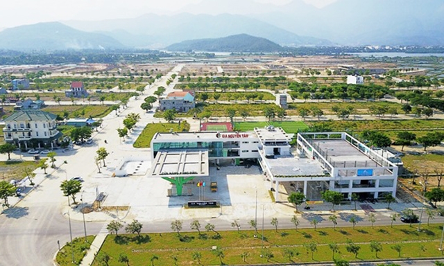 Việc sốt đất, tăng giá đất ở các địa phương hiện nay đang đem lại nhiều cơ hội đầu tư nhưng đồng thời cũng sẽ đem đến không ít rủi ro, hệ lụy cho thị trường