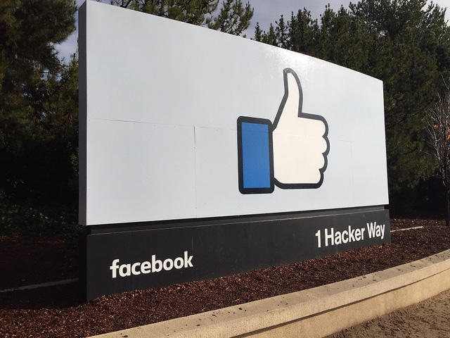 Đóng đô tại Menlo Park, trong thung lũng Silicon, trụ sở chính của Facebook thực sự là thành phố trong thành phố, với 11.000 nhân viên trong tổng số 17.000 của Mạng xã hội này trên toàn thế giới. Siêu hiện đại, trụ sở bao gồm một khuôn viên với tổng diện tích hơn một triệu m2 với không gian mở lớn nhất trên thế giới. Hàng năm có khoảng 397.000 du khách đến tham quan trụ sở này.