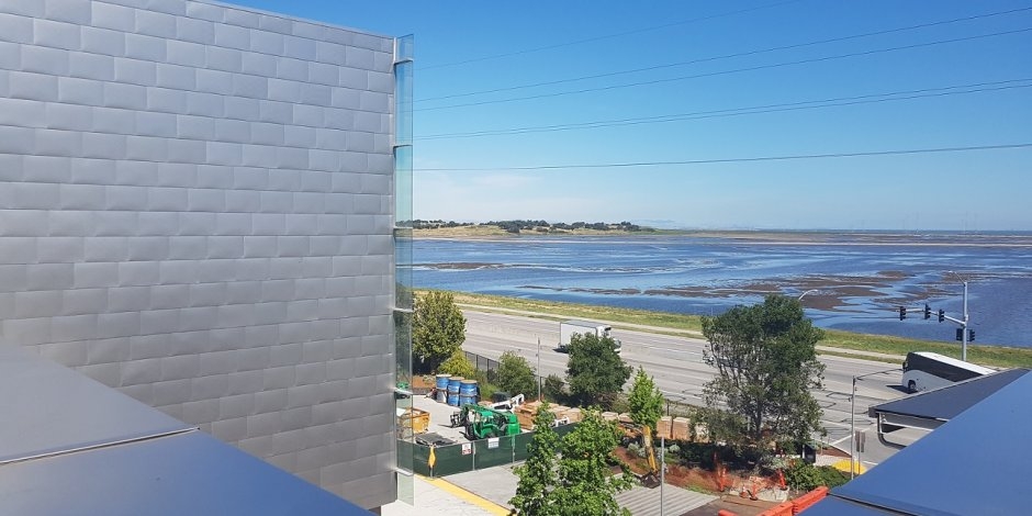 Tầm nhìn ra Vịnh San Francisco Trên mái nhà màu xanh mênh mông của tòa nhà mới xây MK20, các nhân viên của Facebook có thể đến đây để ngắm nhìn vịnh San Francisco. Khu nhà này trải rộng trên diện tích 8,9ha. (Ảnh: Sylvain Rolland)