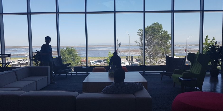 Tầm nhìn từ căng-tin Các công ty công nghệ thuộc thung lũng Silicon luôn cạnh tranh với nhau trong việc cung ứng các chỗ làm việc tiện nghi và hiện đại nhằm thu hút và giữ chân nhân tài.