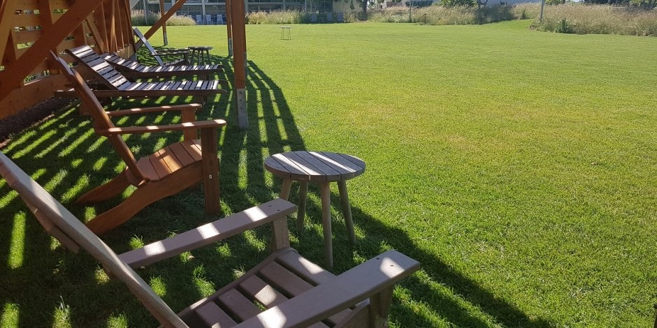 Tầng thượng rộng 30.000 m2 Trên mái tòa nhà MPK 20, các nhân viên có thể tiếp cận với tầng thượng rộng 30.000 m2, hiện đã trồng 400 cây cổ thụ và 115.000 cây cảnh. Khu vườn này được dành cho các lớp tập yoga. Sự hiện diện của một không gian xanh lớn phía trên tòa nhà làm giảm chi phí năng lượng và đóng góp vào nhãn xanh của tòa nhà.