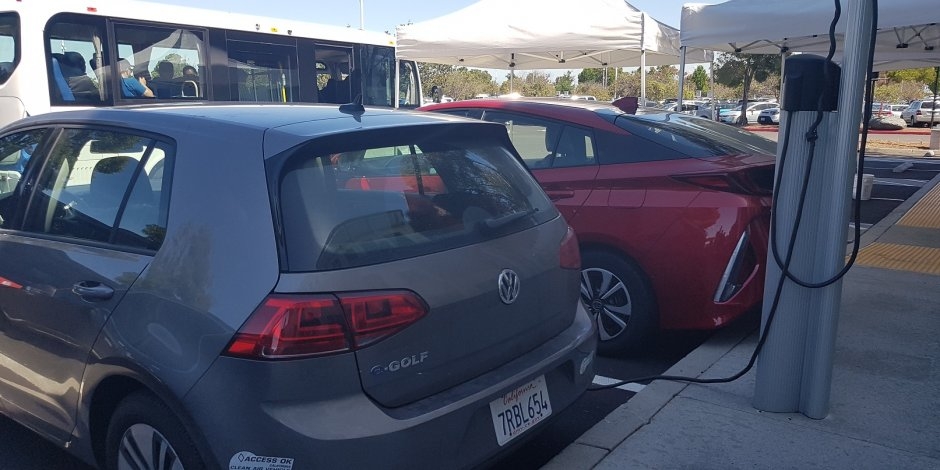 Xe buýt và bãi đỗ xe điện Để đi làm, các nhân viên có xe bus miễn phí của công ty, xuất phát từ San Francisco và chạy qua nhiều phố trong thung lung Silicon và dừng tại Menlo Park. Các lái xe bus chạy điện có cả một parking để đỗ xe và sạc điện.