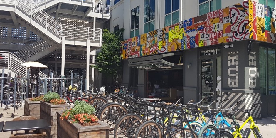 Thành phố trong thành phố Chúng ta đang ở tòa nhà đầu tiên của Facebook, MPK cổ điển, nơi có 9.000 nhân viên làm việc. Thực sự là thành phố trong thành phố, với một triệu m2 diện tích và đón mỗi năm 397.000 du khách.