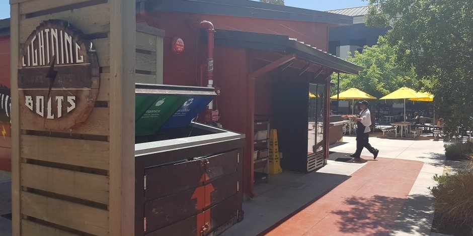 5 nhà hàng tại tòa nhà Tòa nhà có tổng cộng 5 nhà hàng, một quán giải khát nằm trên tầng thượng của MPK 20. Ở đó có cả các cửa hàng và ngân hàng.