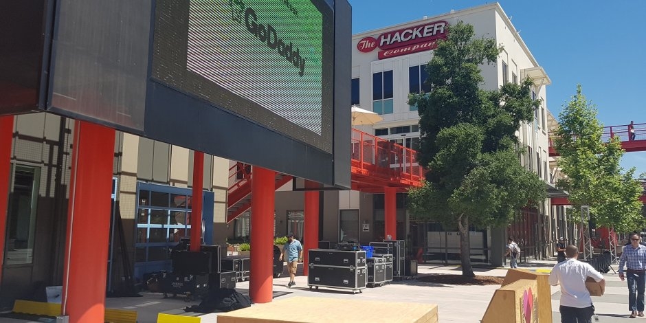 Lối đi chính Đường chính của khuôn viên Facebook bắt chước đường phố ở Palo Alto, một thị trấn khác trong thung lũng Silicon, nơi Mark Zuckerberg đã phát triển Facebook trong những ngày đầu tiên, khi ông mới chuyển đến vịnh San Francisco. “Đó là một cách vinh danh sự khởi đầu của chúng tôi”, theo Facebook.