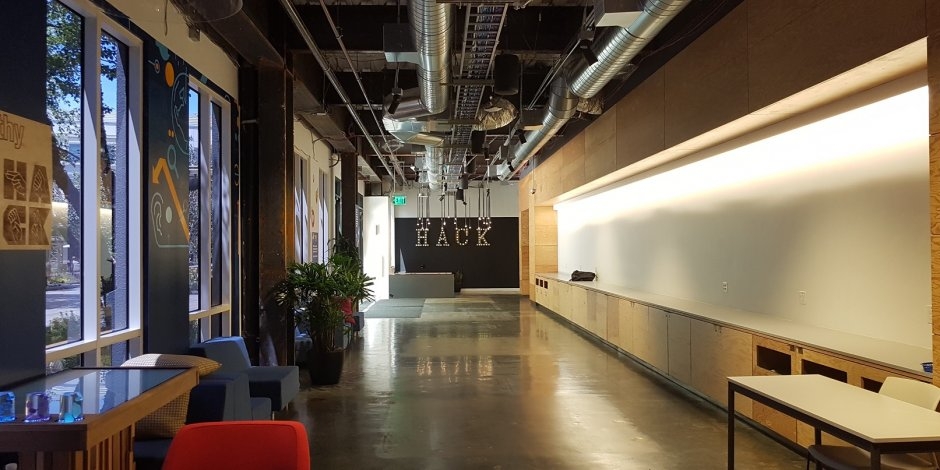 Văn hóa hacking Thuật ngữ hacker thường được nhắc đến với hàm ý tiêu cực mô tả những người phá phách, xâm nhập máy tính. Thực tế thì hacking chỉ có nghĩa đơn giản là xây dựng một cái gì đó thật nhanh hoặc thử thách các rào cản xem cái gì có thể làm được tốt hơn. 9 tòa nhà chính của MPK cổ điển đều mang giá trị của văn hóa phá phách này.