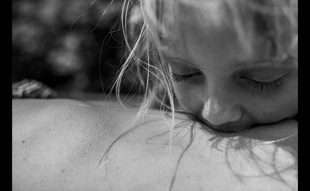 Giải nhất chủ đề Dự án dài hạn Carla Kogelman đoạt giải thưởng Dự án Dài hạn với bức ảnh chụp cô bé Hannah ở ngôi làng năng lượng sinh học Merkenbrechts, Áo. (Ảnh: Carla Kogelman)