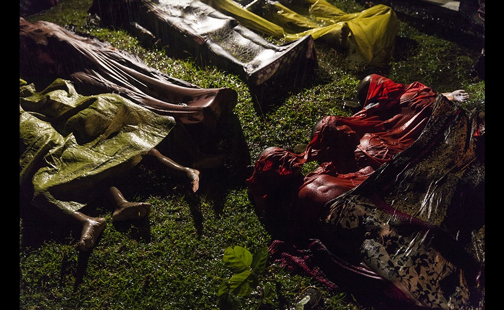 Giải nhất Tin tổng hợp, (hạng mục ảnh đơn) Nhiếp ảnh gia người Úc Patrick Brown đã giành được giải nhất trong hạng mục Thông tin chung với bức ảnh miêu tả những người tị nạn Rohingya bị chết đuối khi chiếc thuyền chở họ trốn khỏi Myanmar đã bị lật khoảng 8km ngoài khơi bờ biển Inani, gần Cox’s Bazar, Bangladesh, ngày 27/9/2017. Khoảng 100 người trên thuyền trước khi nó bị lật và chỉ 17 người may mắn sống sót. Hình ảnh cũng đã được đề cử trong hạng mục Bức ảnh của năm. (Ảnh: Patrick Brown / Panos Pictures / Unicef)