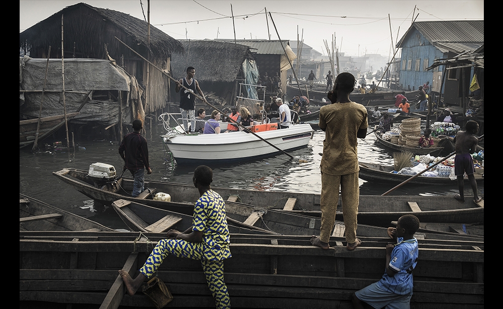 Giải nhất chủ đề đương đại (hạng mục ảnh đơn) Nhiếp ảnh gia người Đức Jesco Denzel đã được vinh danh với bức ảnh về những con kênh đang bị đe dọa xóa sổ để nhường chỗ cho cao ốc tại Lagos, Nigeria. Trong ảnh, một thuyền du lịch ở Lagos Marina đi dạo qua một làng chài cũ. (Nguồn: Jesco Denzel / laif)