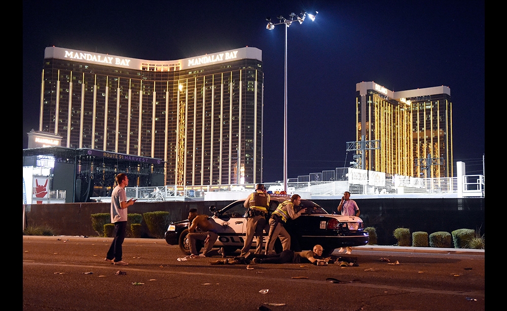 Giải nhất chủ đề phóng sự ảnh (hạng mục ảnh bộ) Nhiếp ảnh gia David Becker đã chụp loạt ảnh cảnh sát vây ráp bên ngoài khu vực diễn ra lễ hội âm nhạc quốc gia ở Las Vegas vào tháng 9 năm 2017, khi một tay súng đã xả súng vào đám đông. (Ảnh minh họa: David Becker / Getty Images)