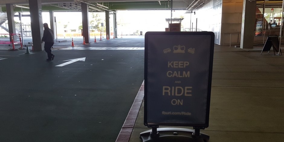 Hãy bình tĩnh và tiến bước Chúng ta có thể tiếp cận trụ sở siêu an toàn của Facebook, tại Menlo Park, trong thung lũng Silicon, qua một bãi đỗ xe rộng mênh mông như bãi đỗ xe của một sân bay. Ngay ở cửa ra vào có biển “Hãy bình tĩnh và tiến bước”, chuyển thể từ câu nói nổi tiếng trong thế giới công nghệ “ Hãy bình tĩnh và tiếp tục”.