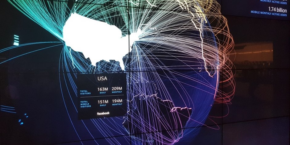 Màn ảnh hiển thị người sử dụng Một khi du khách đã vào trong khu MPK cổ điển, họ nhìn thấy ngay một màn hình to treo trên tường đếm số lượng người sử dụng Facebook theo thời gian thực trên toàn thế giới. Càng phát triển, Facebook càng cần nhiều chỗ làm việc. Năm 2015, Mark Zuckerberg đã bày tỏ giấc mơ làm thị trấn Zeetown, hoặc thành phố Facebook, dự án xây dựng một thành phố rộng 80ha, ở ngay vịnh San Francisco, với vốn đầu tư lên tới 200 tỷ USD.