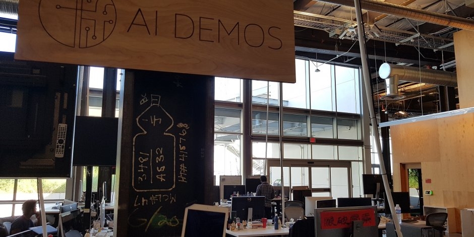 Phong cách công nghiệp dở dang có chủ ý Nội thất của tòa nhà MPK 20, nơi có không gian mở lớn nhất thế giới, mang một phong cách công nghiệp và thô sơ, cố tình chưa hoàn thành để thể hiện tinh thần làm việc thường trực. Một thiết kế vừa đơn giản nhưng đầy chủ ý trong từng chi tiết nhỏ. Đây là không gian làm việc dành riêng cho trí tuệ nhân tạo. Các đồ nội thất văn phòng được làm bằng rất nhiều vật liệu tái chế.