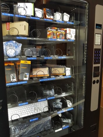 Máy bán tự động các sản phẩm tin học Ở Facebook, các nhân viên thay vì mua đồ uống hay đồ ăn nhẹ thì họ mua những linh kiện như sạc máy tính hay sạc điện thoại di động hoặc bàn phím… ở những máy bán hàng tự động.