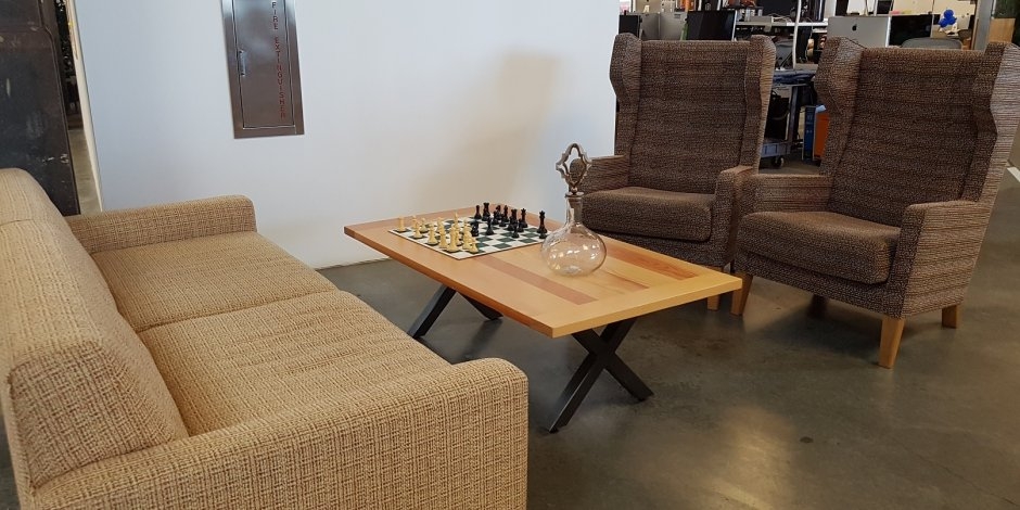 Làm việc “ấm cúng” Tòa nhà được chia thành nhiều không gian làm việc “ấm cúng”. Các nhân viên có thể ngồi làm việc thoải mái với chiếc máy tính của họ. Văn phòng của Mark Zuckergerg, được giới hạn chỉ bằng cây cảnh, nằm ở chính giữa không gian mở.