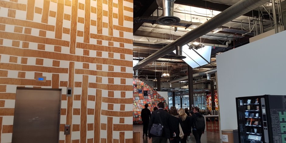 Nghệ thuật đương đại Những bức tranh, tác phẩm điêu khắc và những đồ mỹ nghệ do 15 nghệ sĩ ở San Fancisco và hàng trăm nhân viên trong chương trình Nghệ sĩ và trường học sáng tạo ra được trưng bày rải rác khắp trụ sở.