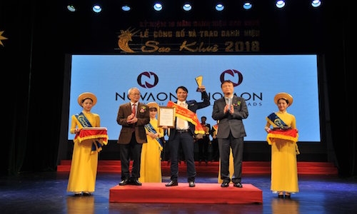 Ông Nguyễn Văn Hoan – Giám Đốc Kinh Doanh Novaon AutoAds lên nhận Danh hiệu Sao Khuê