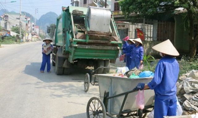 Xã viên HTX thu gom rác, làm sạch đẹp địa bàn